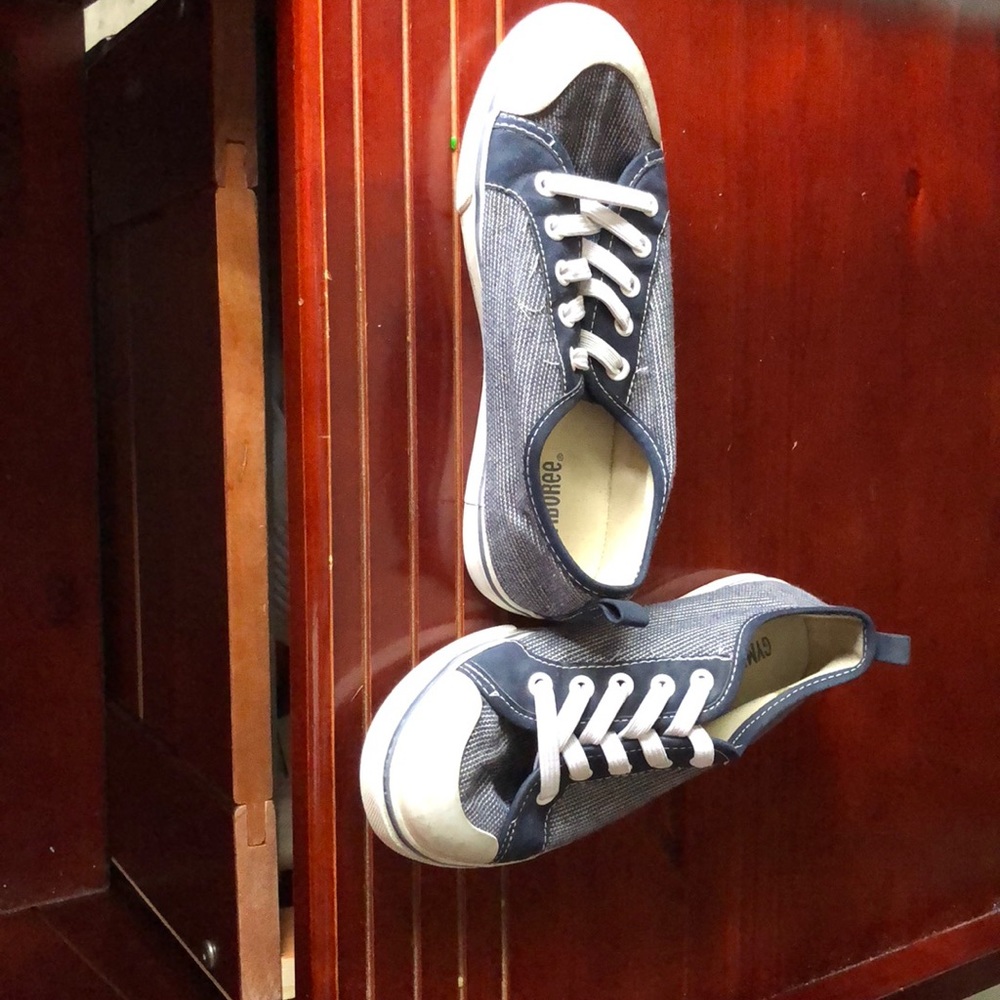 Tennis shoes